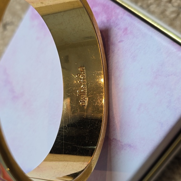 Stella & Dot Eleanor Enamel Hinged Bangle Bracelet with Magnetic Clasp Gold Tone - Picture 2 of 7